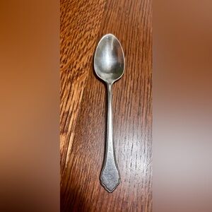 Oneida Wm A Rogers Deluxe stainless steel teaspoon in the "Summer Mist" pattern